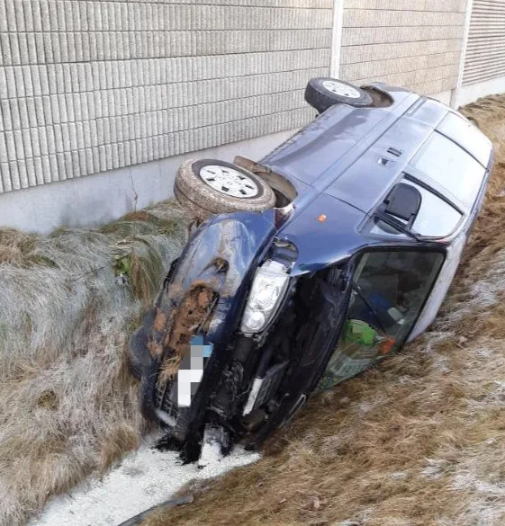 Nešťastný konec roku. Řidič Mitsubishi jel rychle, dostal smyk a s autem skončil v příkopu