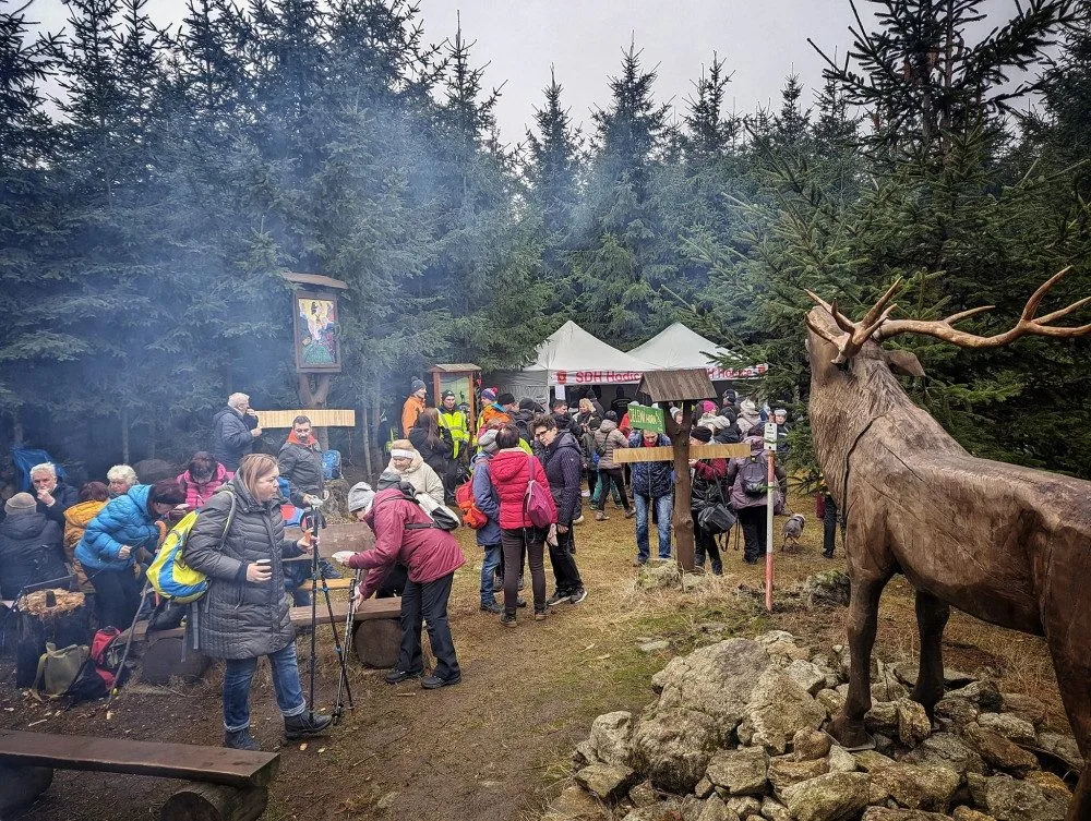 Výšlap na Jelení Horu u Hodic nalákal davy lidí. Všechny překvapil nalezený nebezpečný odpad