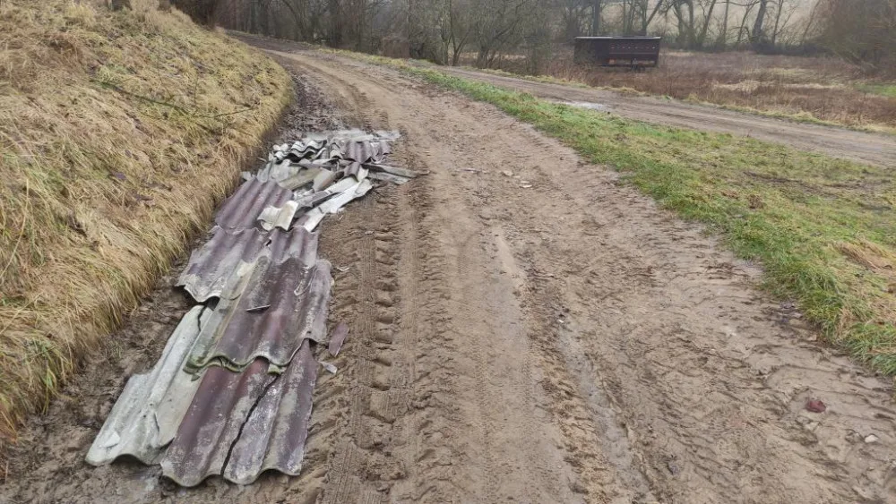 Výšlap na Jelení Horu u Hodic nalákal davy lidí. Všechny překvapil nalezený nebezpečný odpad, hledá se pachatel