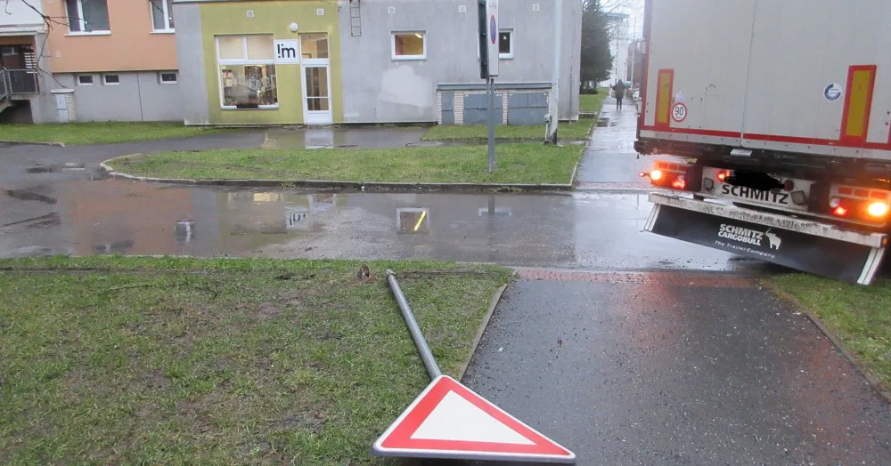 Řidič v kamionu ve Žďáru nacouval do sídliště, poškodil značku a ulámal větve. Nikoho jsem neomezil ani neohrozil, hájí se muž