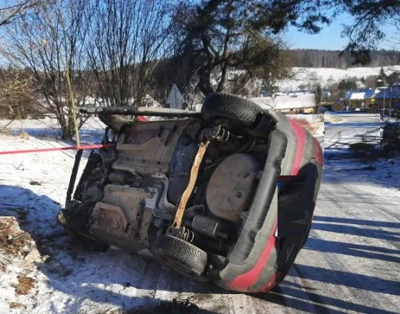 Mladá řidička bourala v Hlávkově. Dostala se do protisměru, auto narazilo do stromu a přetočilo se na bok