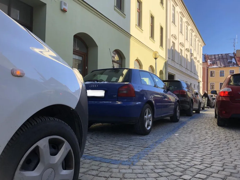 Jihlava rozšíří zóny s placeným parkováním, někde se bude stát zdarma. Pravidla dodržuje až 90 procent řidičů