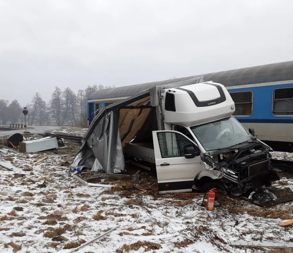 Záchranné složky zasahují u nehody dodávky a vlaku, ve kterém cestovalo 31 lidí