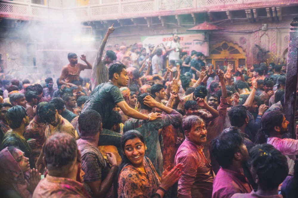 Oslavy Holi v chrámu.