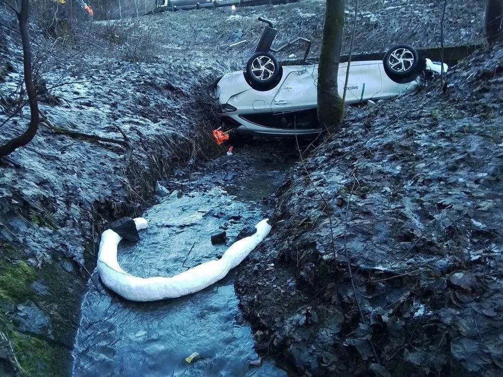 Auto v potoce. K ranní nehodě osobního auta, při níž se zranila řidička, vyjížděl i jeřáb