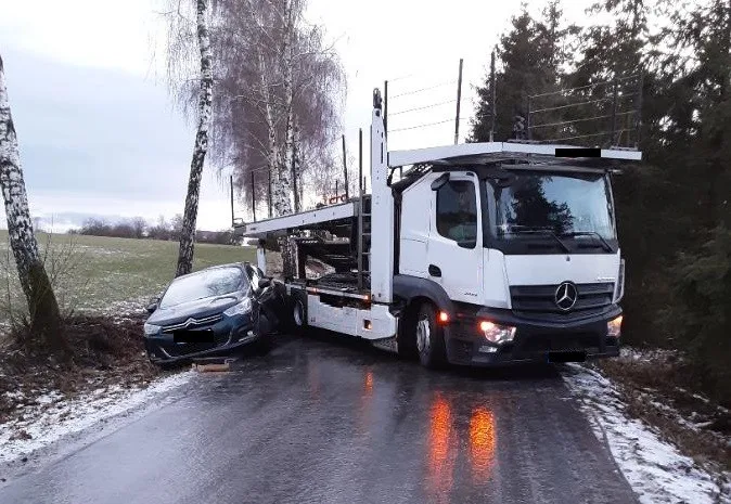Střet nákladního vozidla s osobním autem 