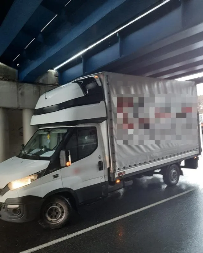 Nevešel se. Řidič v Ivecu neodhadl výšku a uvízl pod železničním mostem