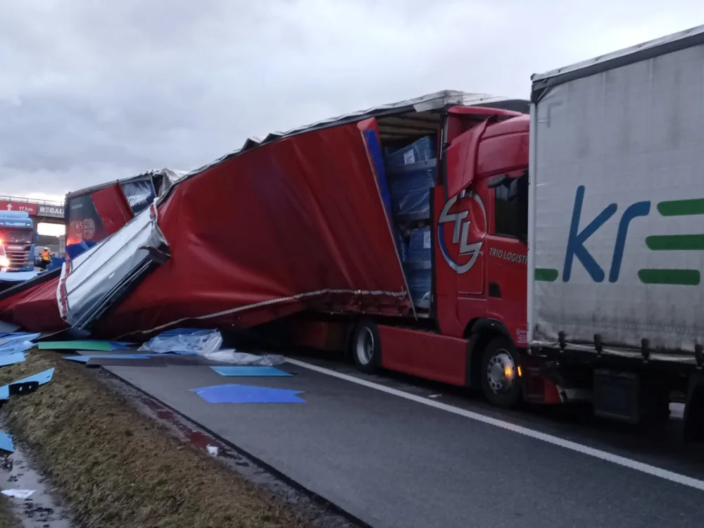 Řidič na D1 nepřežil hromadnou nehodu tří kamionů, pro osobní auta chystá policie objízdnou trasu