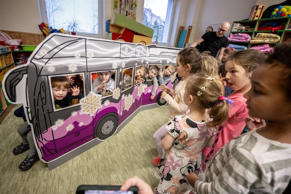 Kam se poděli obří medvědi z vánočního trolejbusu? Dva ze tří šli do školek, jednoho ukradl zloděj