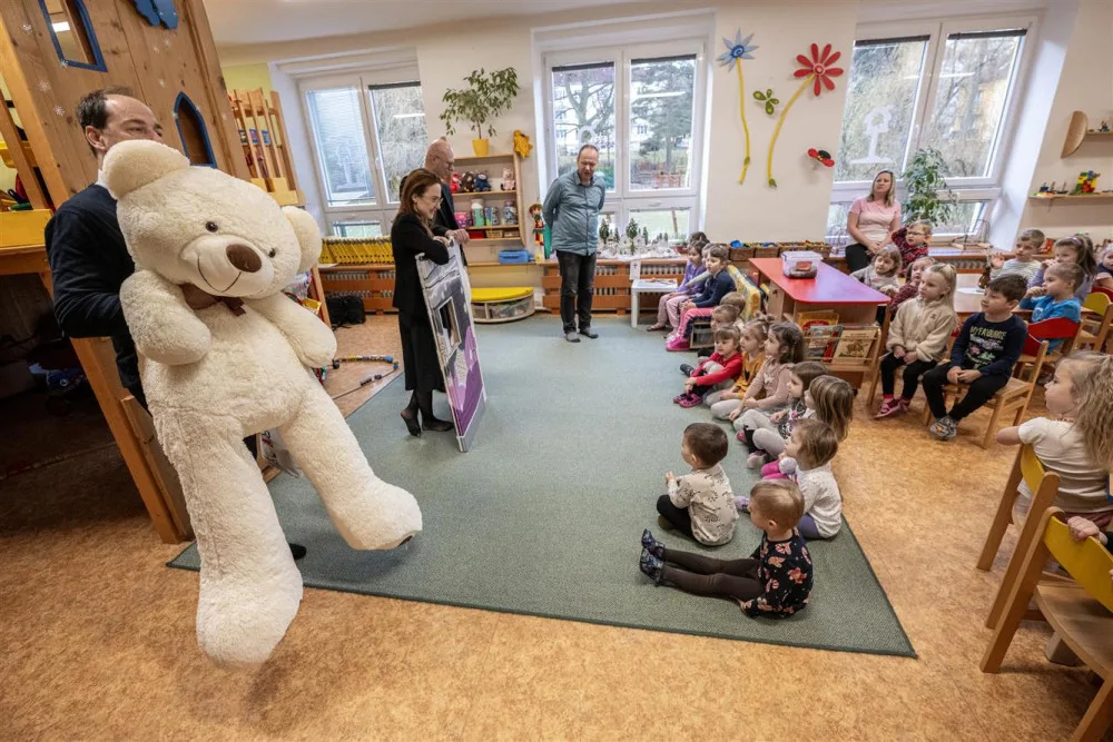 Kam se poděli obří medvědi z vánočního trolejbusu? Dva ze tří šli do školek, jednoho ukradl zloděj