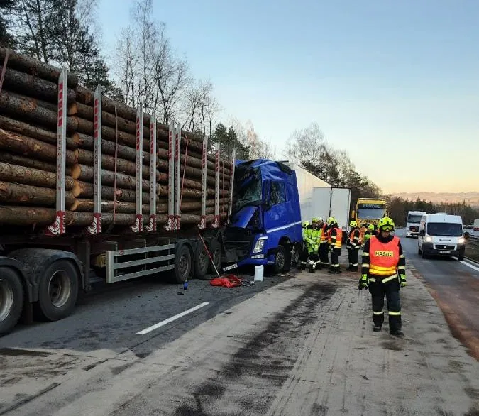 Střet dvou náklaďáků na D1 a dlouhé kolony. Řidič, který narazil do rozbitého kamionu, nadýchal 3,5 promile