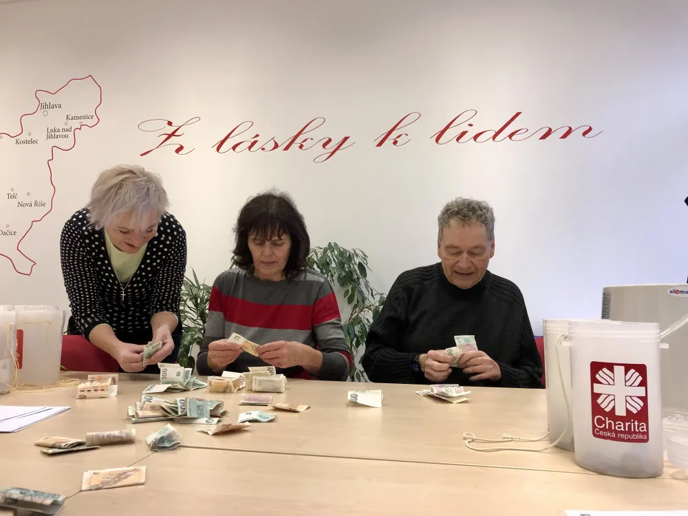 VIDEO: Pro letošek sečteno. Mrzí nás, že někdo tříkrálovým koledníkům nadává, že žebrají, říká jihlavská Charita