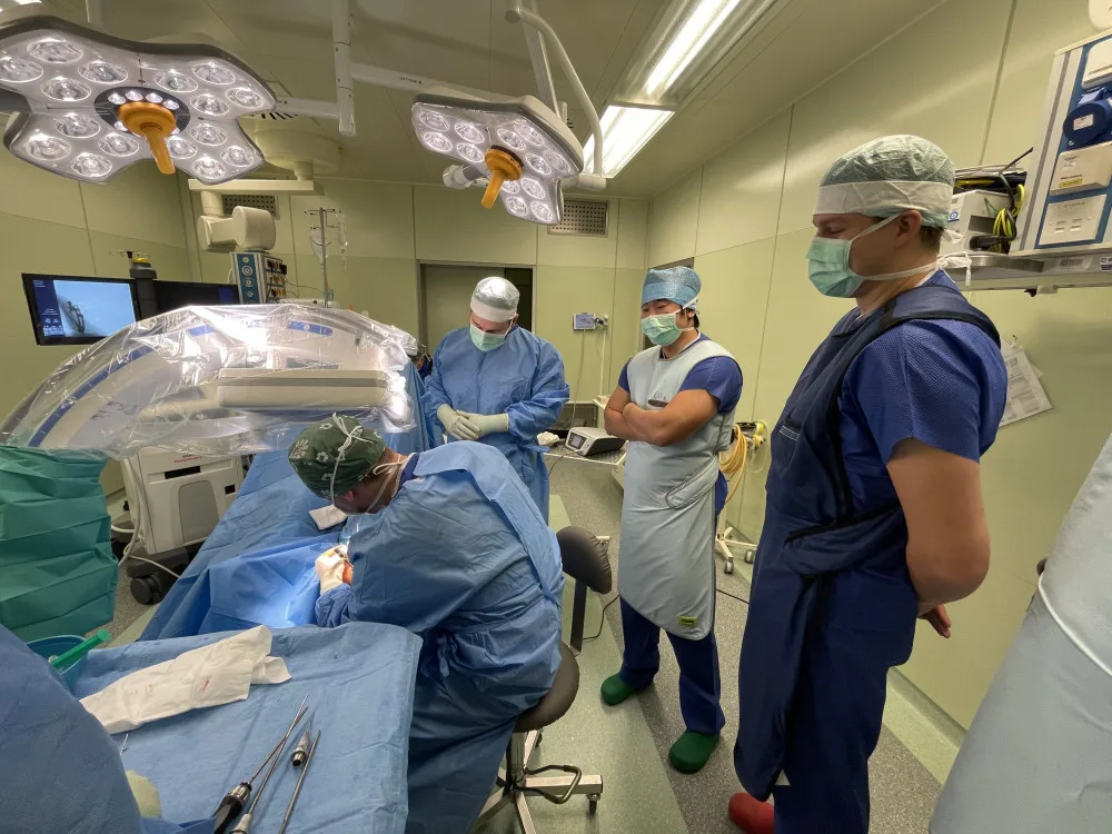 Jihlavští lékaři učí své kolegy z jiných měst, jak se operuje vbočený palec
