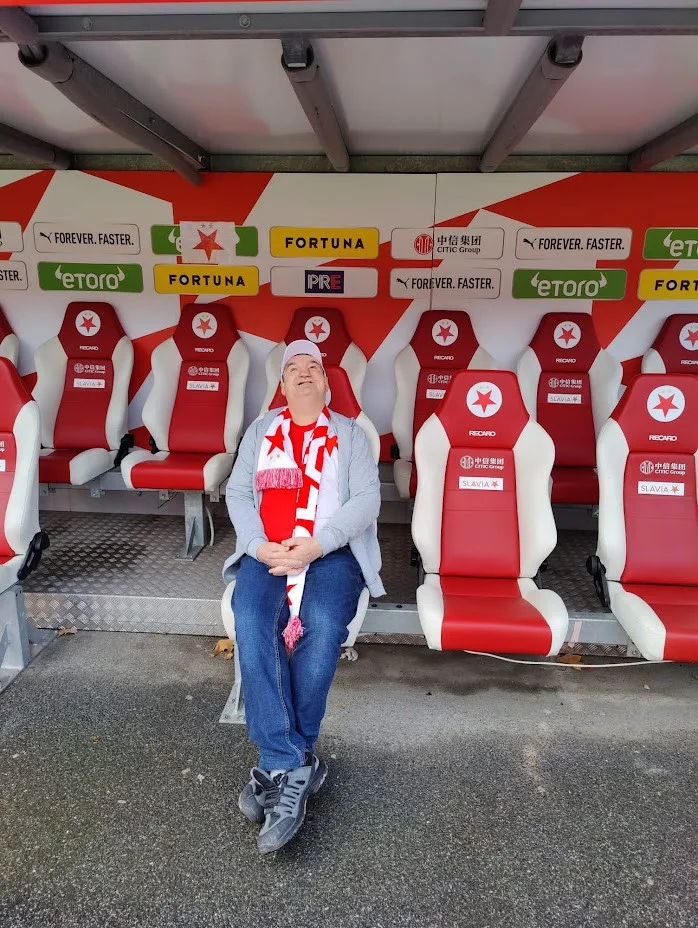 Hynek Huml na střídačce fotbalové Slavie