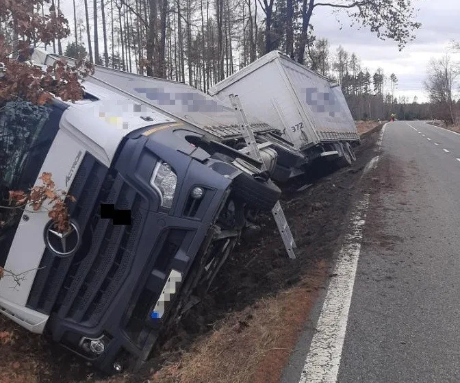 S řidičem v náklaďáku se utrhla krajnice, na místě dostal pokutu. Škoda je 150 tisíc