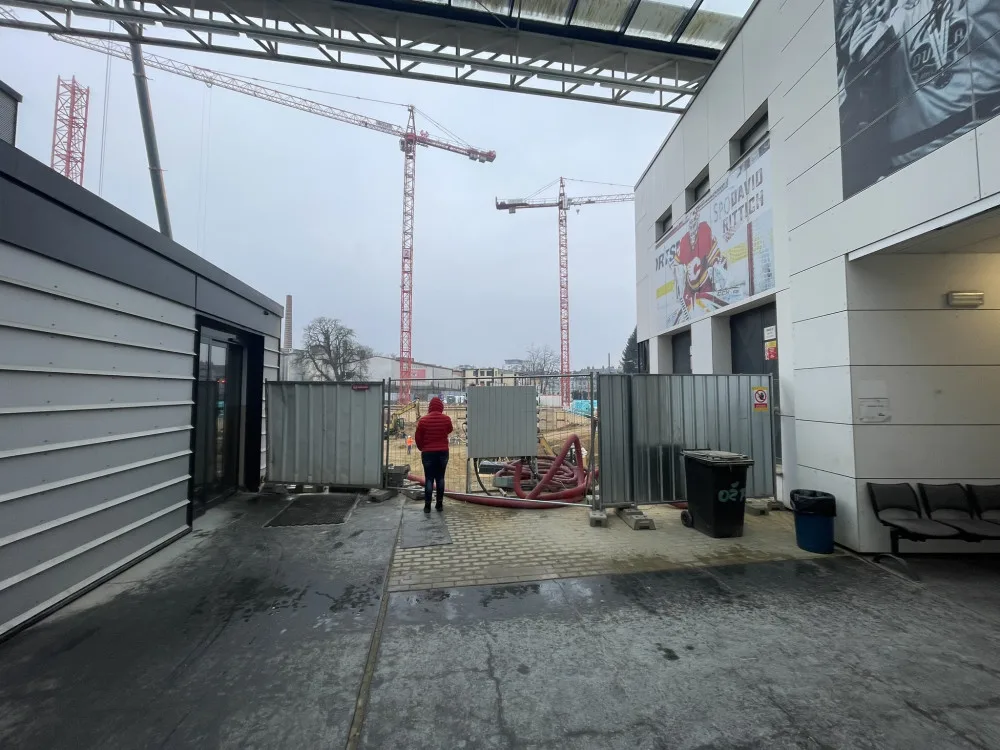 Okénko pro zvědavé. Zájemci teď mohou bezpečně sledovat, jak v Jihlavě roste Horácká aréna
