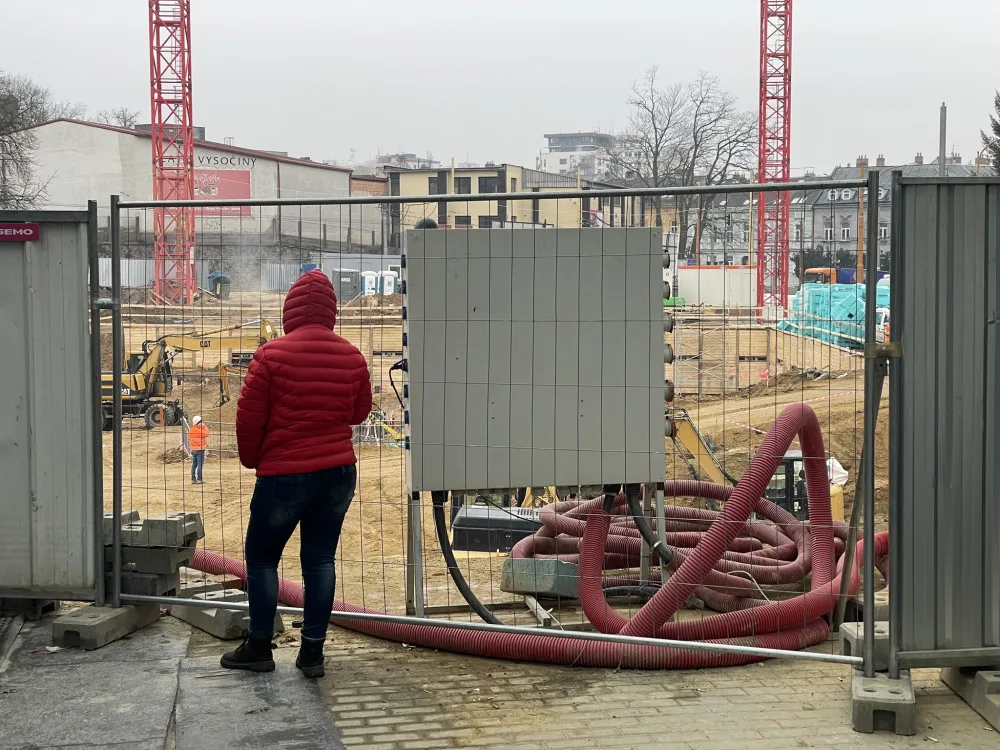 ANKETA: Okénko pro zvědavé. Zájemci teď mohou bezpečně sledovat, jak v Jihlavě roste Horácká aréna