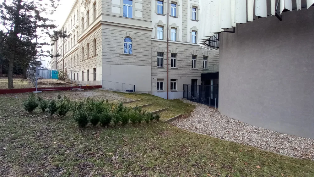 Památník bude v těsné blízkosti vysokoškolské budovy.
