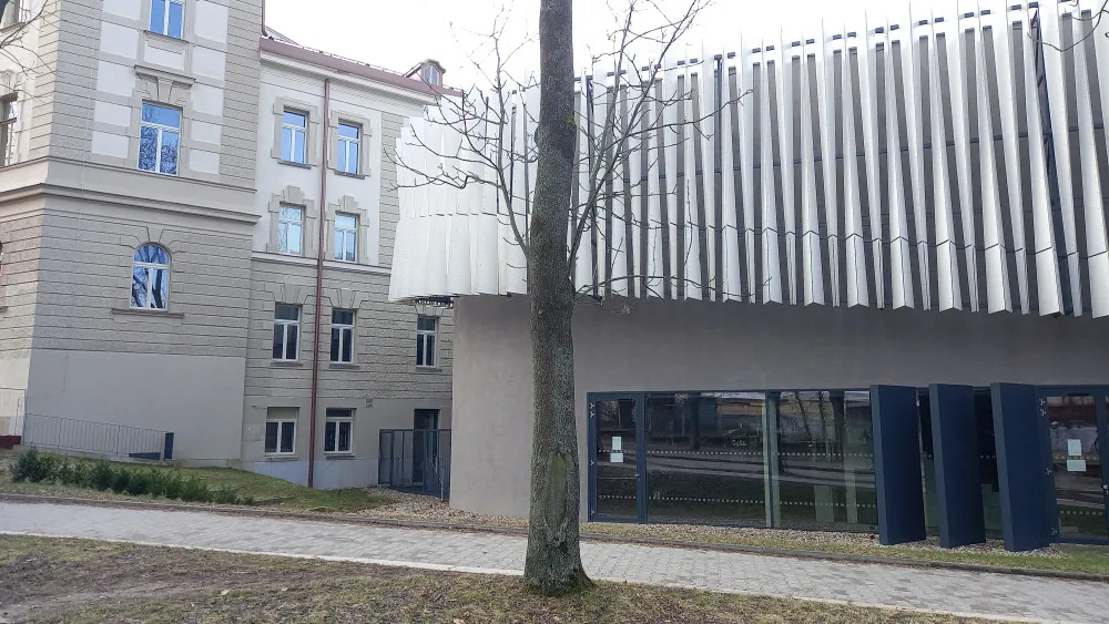 Památník bude v těsné blízkosti vysokoškolské budovy.