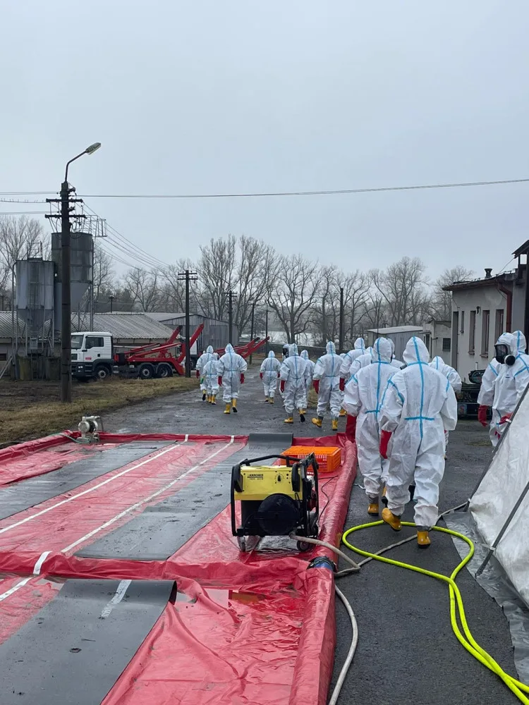 Hasiči už druhý den pomáhají likvidovat chov nakažených kachen ve Valdíkově