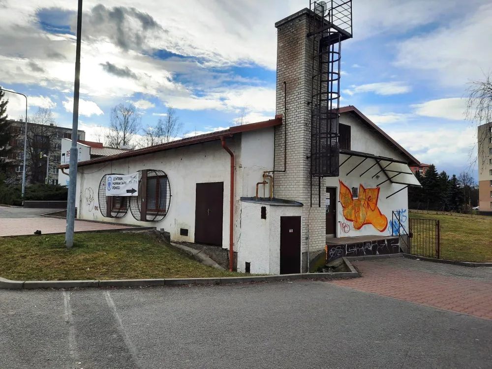 Vchod do Centra humanitární pomoci v Okružní ulici
