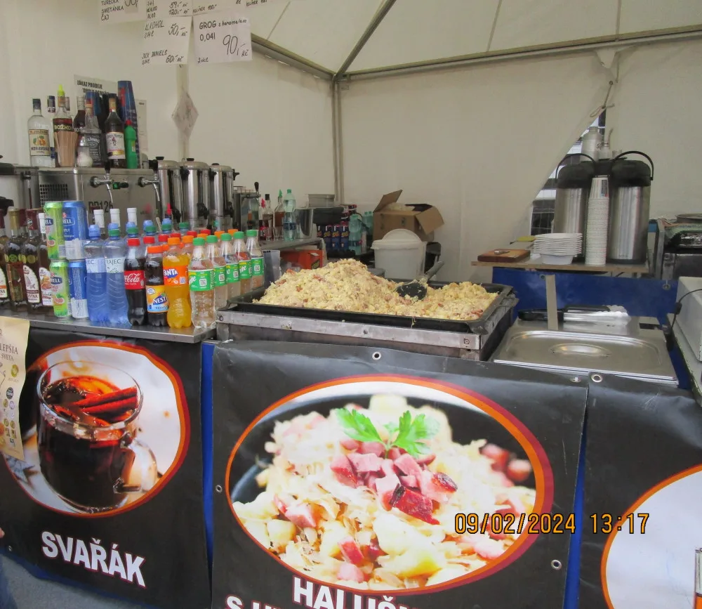 Pizza, hamburger, guláš. Hygienici si ve Vysočina Areně posvítili na stánky s občerstvením
