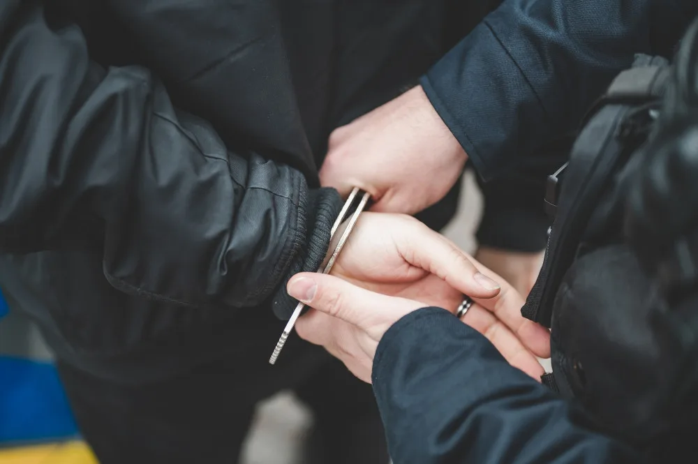 Recidivista napadl svoji sestru. Hrozí mu 12 let za mřížemi