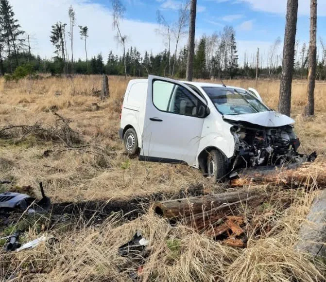Řidič na Jihlavsku vyjel ze silnice a havaroval