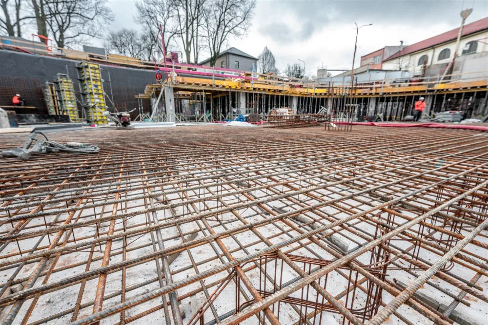 Na stavbě Horácké multifunkční arény pracuje stále více lidí. Do konce letošního roku má být pod střechou