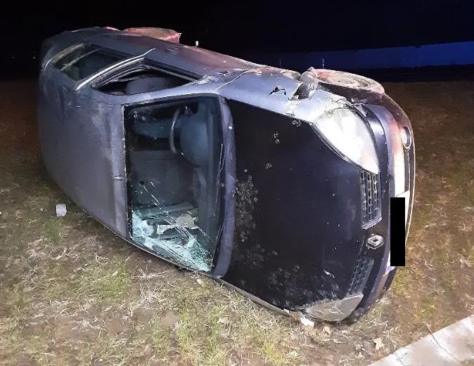 Noční nehoda se zraněním. Senior jel rychle, při odbočování dostal smyk a auto skončilo na boku