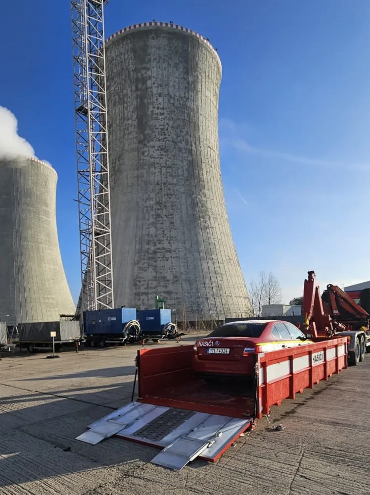 Hasiči z Dukovan a Temelína mají nové kontejnery na hašení elektromobilů