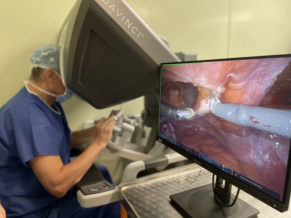 Robot v Jihlavě už rok operuje na chirurgii, gynekologii i urologii. Pomohl už dvěma stovkám pacientů