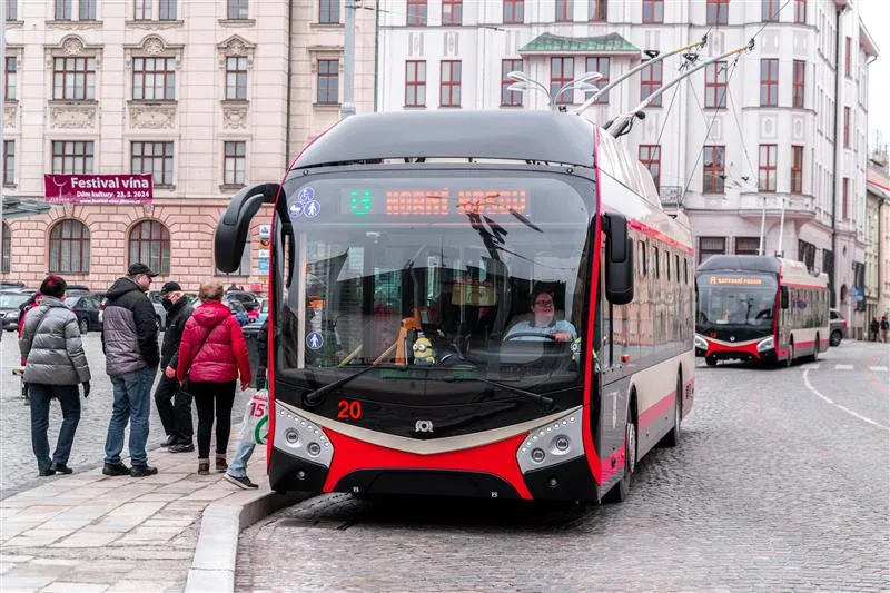 Jeden z šestice nových parciálních trolejbusů v Jihlavě