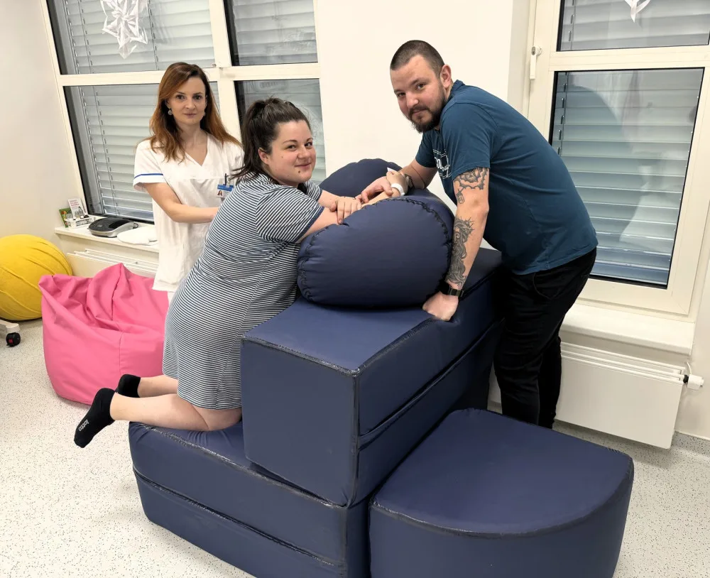 Nemocnice v Pelhřimově má nový porodní gauč. Pomůže najít ideální polohu, říká první maminka, která ho vyzkoušela