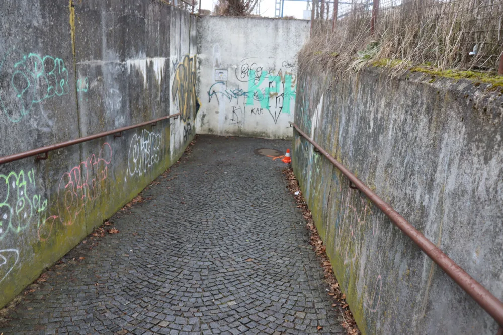 Cyklista upadl v podchodu a těžce se zranil. Policie teď hledá svědky této vážné nehody