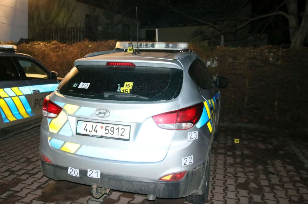 Muž měl problémy v podnikání a chtěl skončit ve vězení. Střílel proto na policejní auto, aby byl zatčený