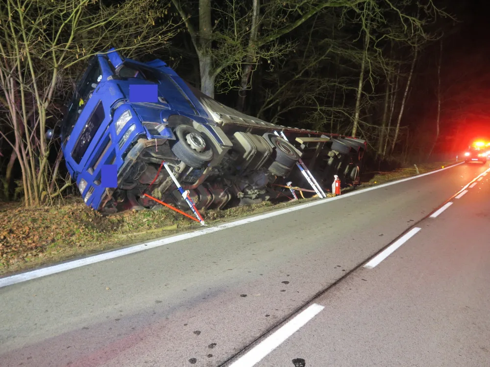 Komplikace u Telče. Řidič vezl mulčovací kůru a havaroval, kvůli vyproštění je silnice uzavřená