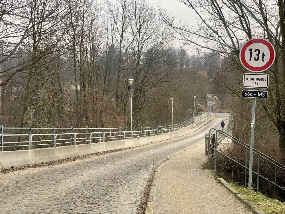 Dřevěná opěra na Brněnském mostě brzy zmizí. Oprava půjde ruku v ruce s omezením pro pěší i řidiče