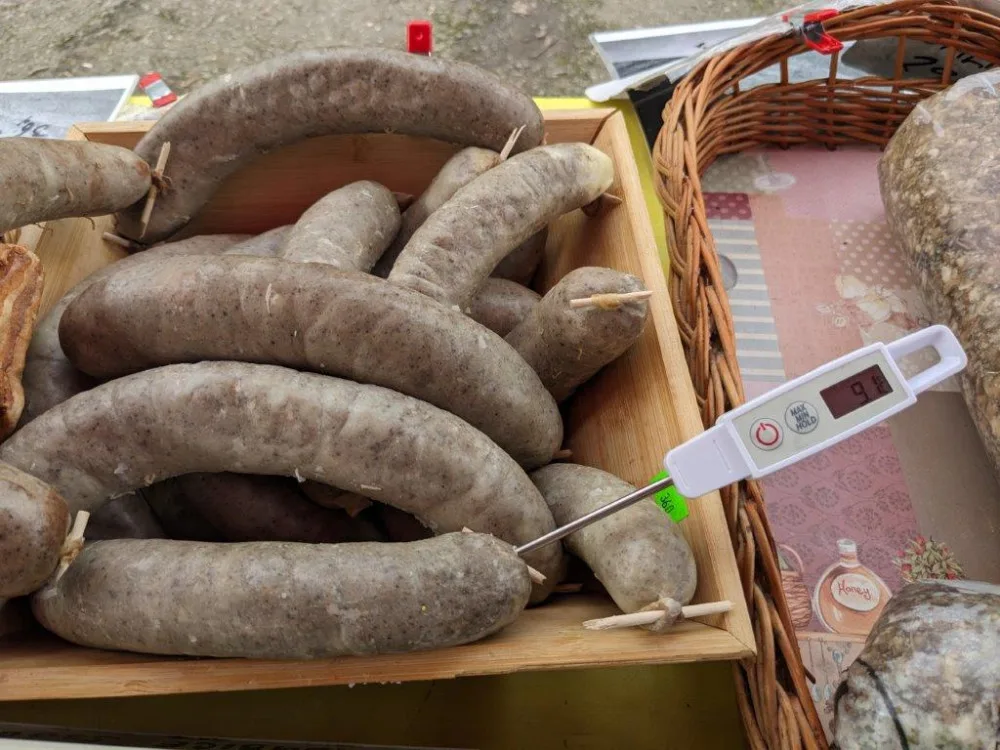 Vážná pochybení na trhu v Brodě. Prodejce nabízel masné výrobky ve zcela nevyhovujících podmínkách, neušel pokutě