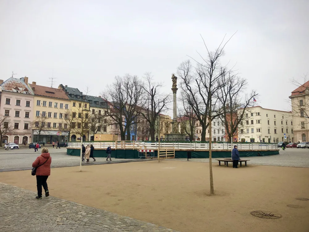 Ledovou plochu na Masarykovou náměstí nyní rozebírají dělníci