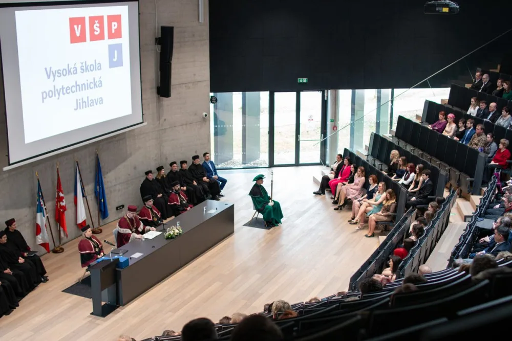 Jihlavská vysoká škola letos poprvé rozdala diplomy absolventům. Promoci si užilo přes sto studentů