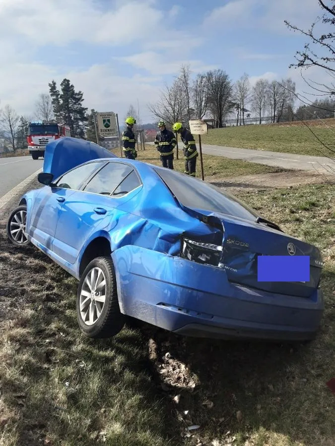 Řidič s tahačem se při předjíždění srazil s osobním autem. Nehoda skončila lehkým zraněním