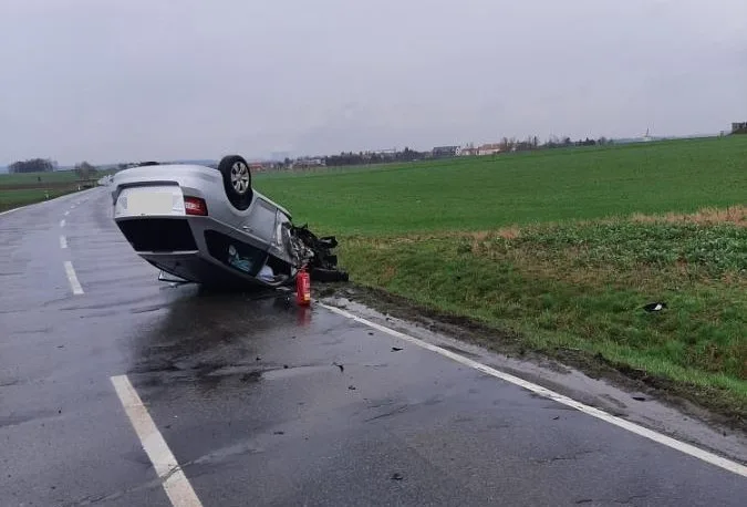 Tři lidé utrpěli zranění během nehody u Třebenic. Dvě auta se tam srazila při předjíždění