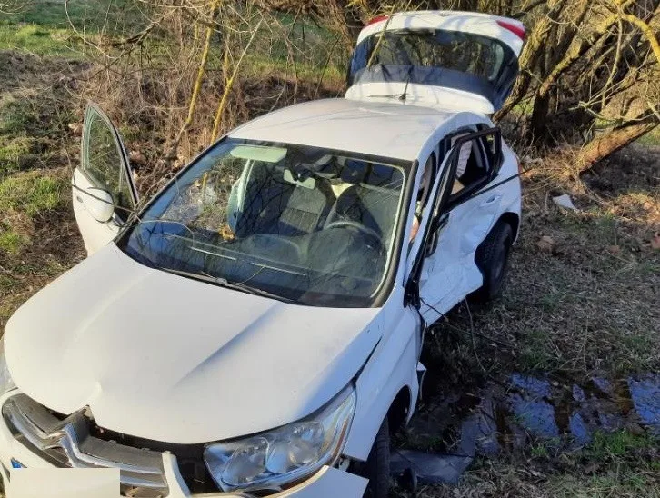 Nehoda u Aventinu. Dvě auta se při odbočování srazila, řidiči byli převezeni do jihlavské nemocnice