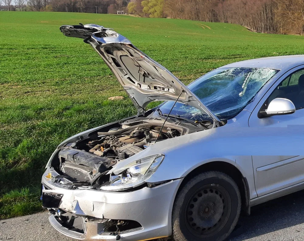 Vážná nehoda na Třebíčsku. Pro zraněného motorkáře letěl záchranářský vrtulník