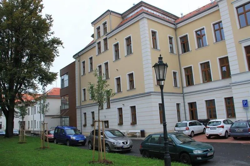 U domova seniorů v Brodě se zlepší parkování. Už letos by mělo přibýt kolem 30 nových míst