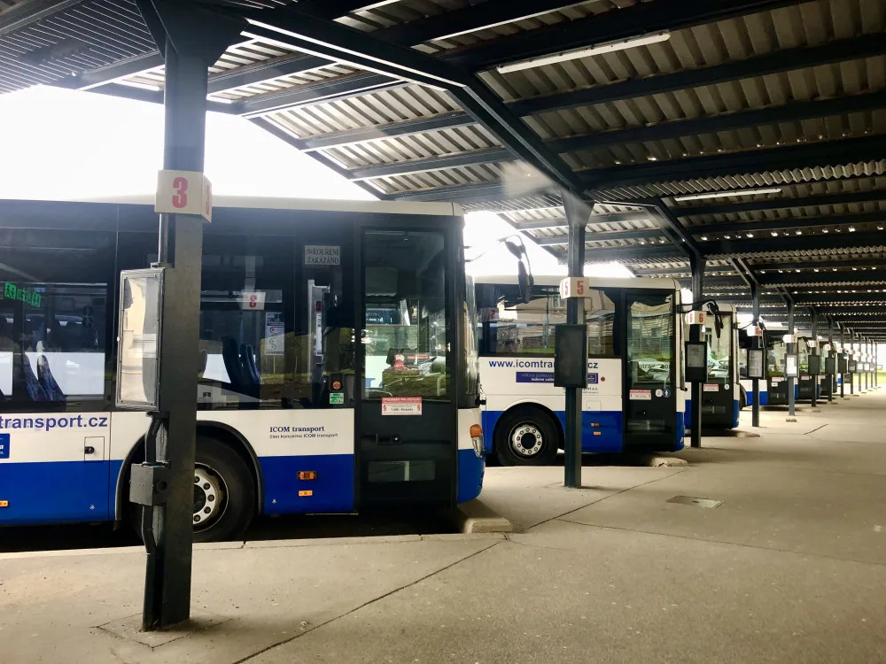 Záhada na jihlavském autobusovém nádraží. Od nepaměti tady chybí nástupiště číslo čtyři a čtrnáct