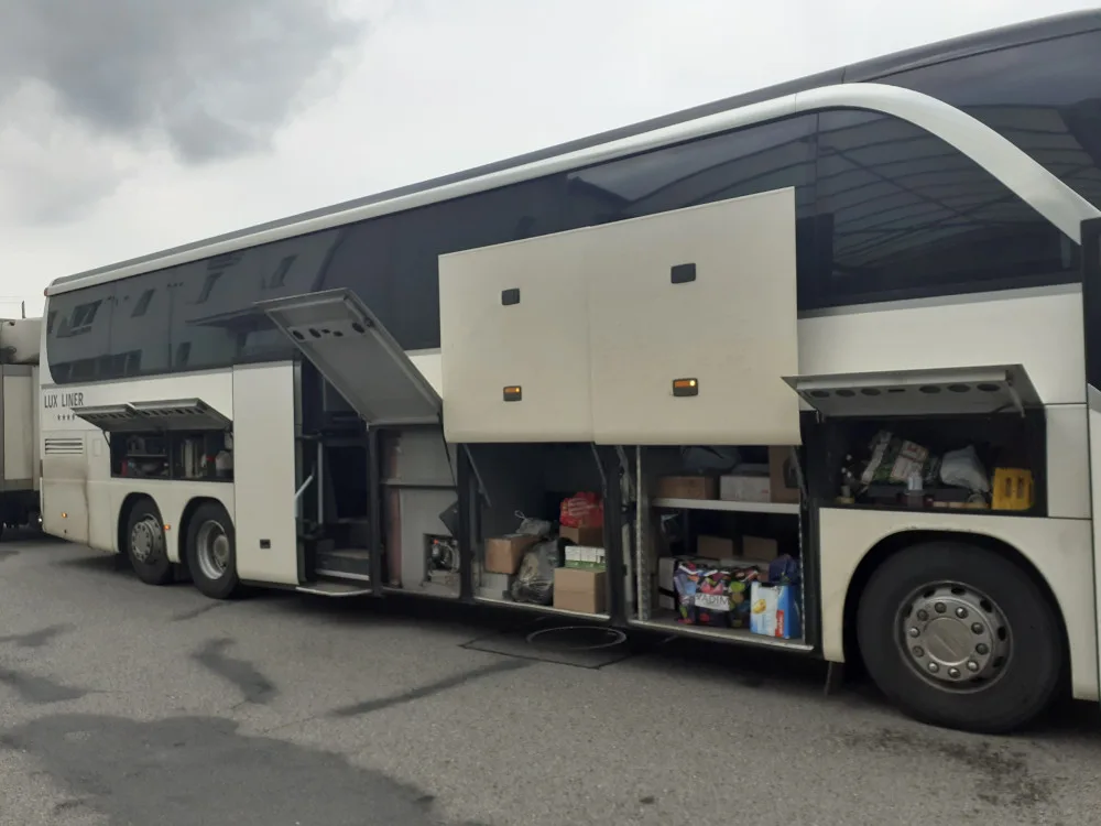 Místo lidí alkohol. Řidič autobusu vezl z Moldavska do Londýna alkohol, celníci na D1 zabavili přes 600 litrů