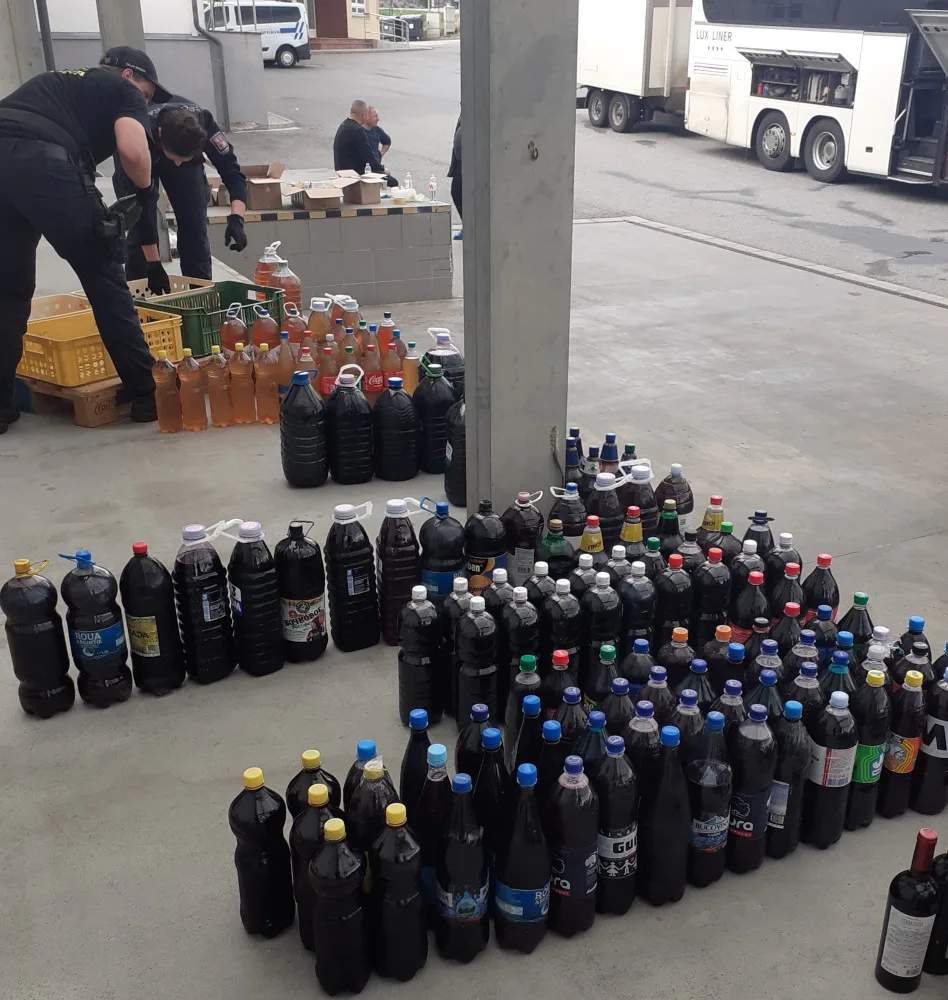 Místo lidí alkohol. Řidič autobusu vezl z Moldavska do Londýna alkohol, celníci na D1 zabavili přes 600 litrů