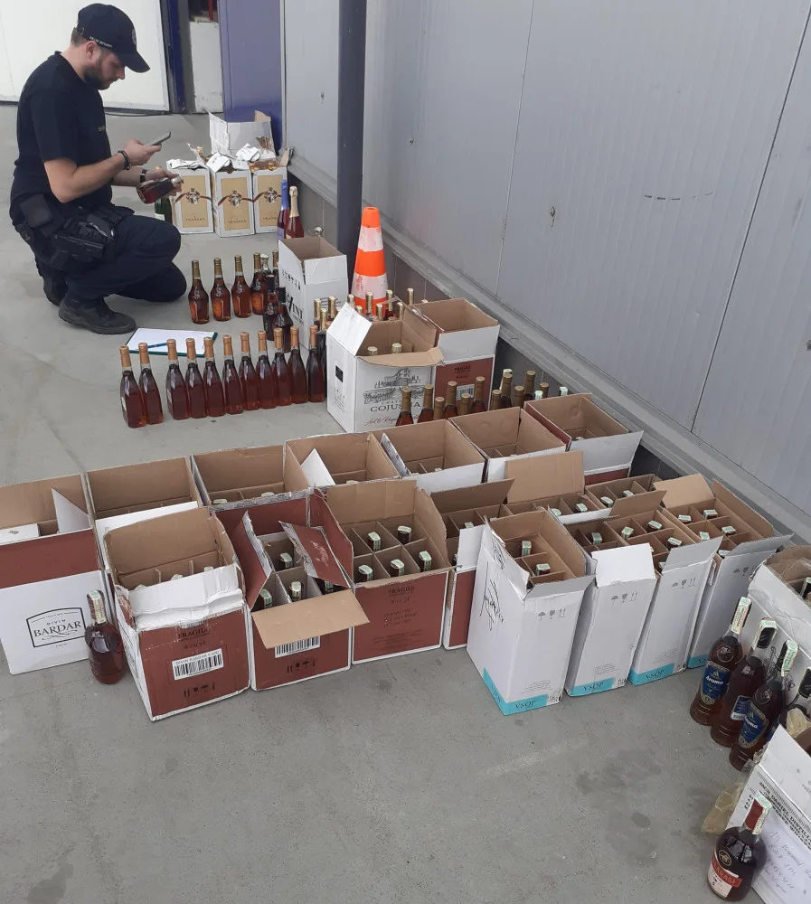 Místo lidí alkohol. Řidič autobusu vezl z Moldavska do Londýna alkohol, celníci na D1 zabavili přes 600 litrů